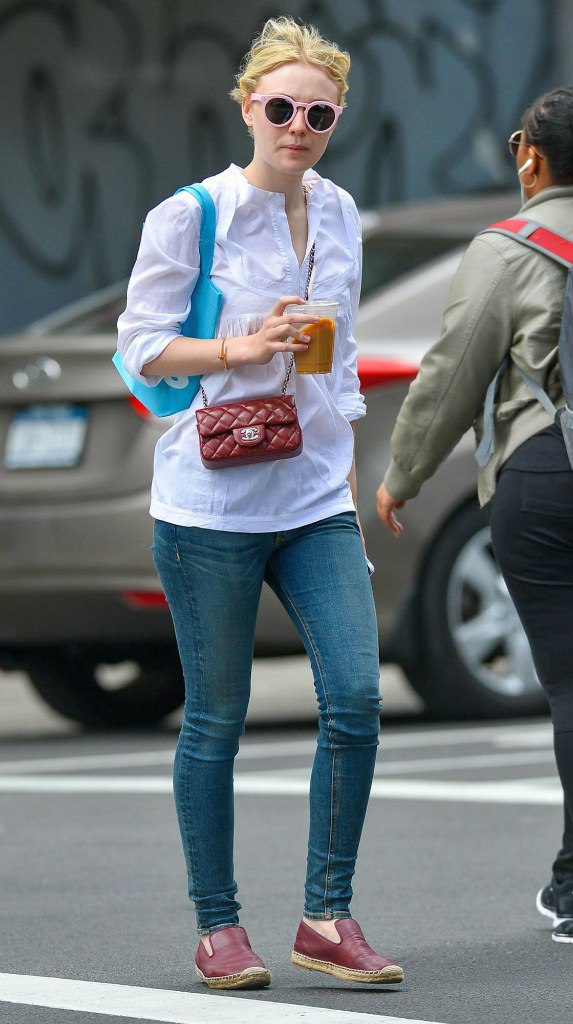 Дакота Фаннинг. фото Дакоты в Нью-Йорке, на этот раз без Джейми.