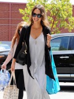 Джессика Альба. Джессика Альба направляется в свой офис