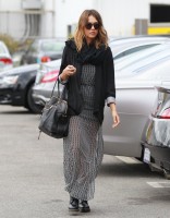 Джессика Альба. Джессика Альба направляется в свой офис	 