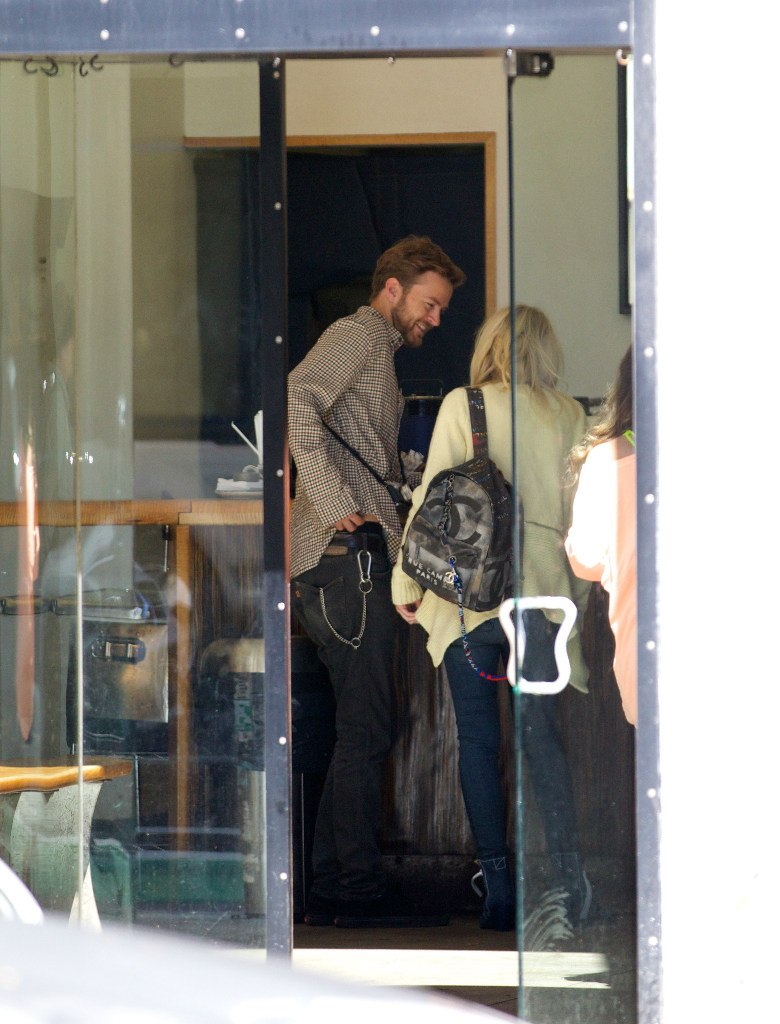 Дакота Фаннинг. Прекрасная пара Дакота и Джейми на прогулке в Нью-Йорке.