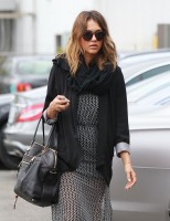 Джессика Альба. Джессика Альба направляется в свой офис	 