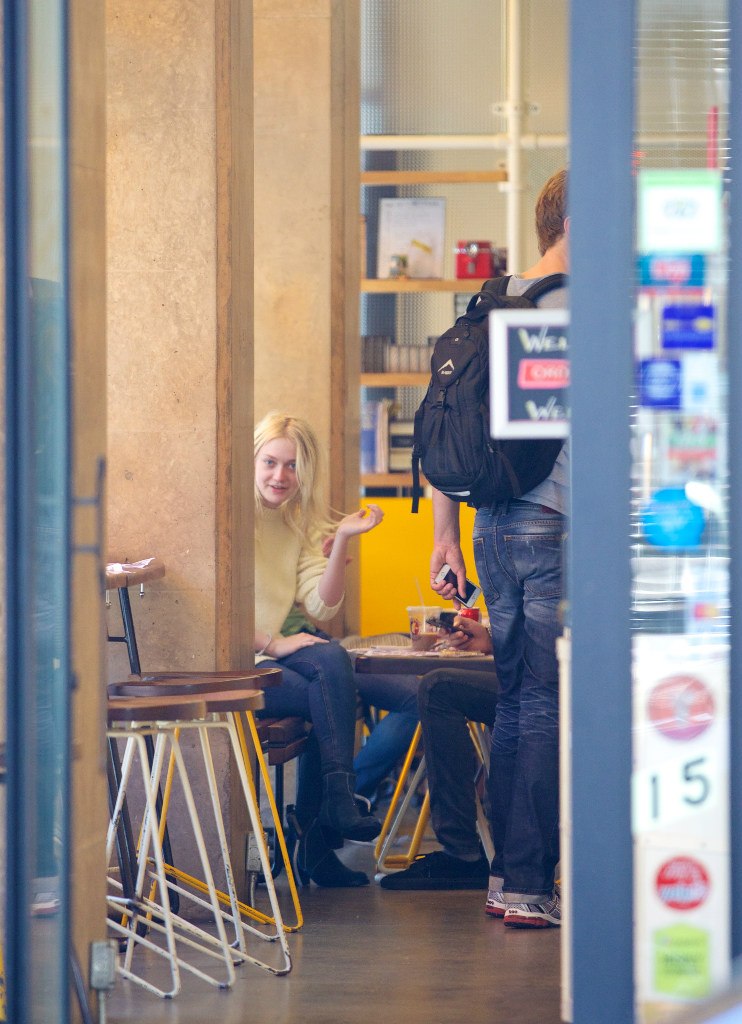 Дакота Фаннинг. Прекрасная пара Дакота и Джейми на прогулке в Нью-Йорке.