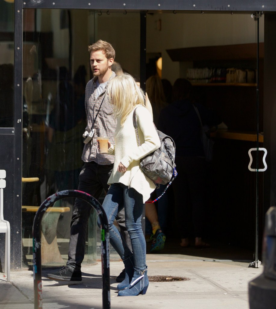 Дакота Фаннинг. Прекрасная пара Дакота и Джейми на прогулке в Нью-Йорке.