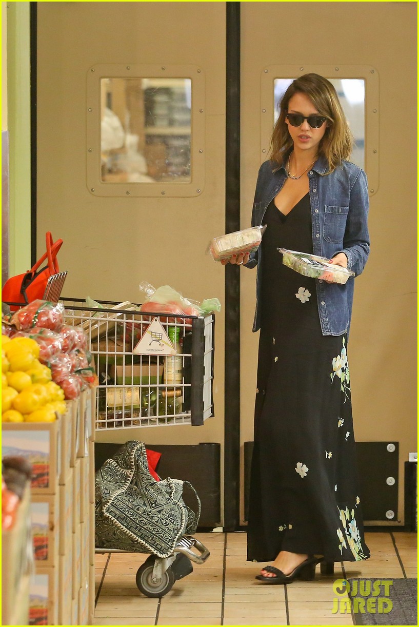Джессика Альба. Джессика Альба закупается продуктами в "Whole Foods"