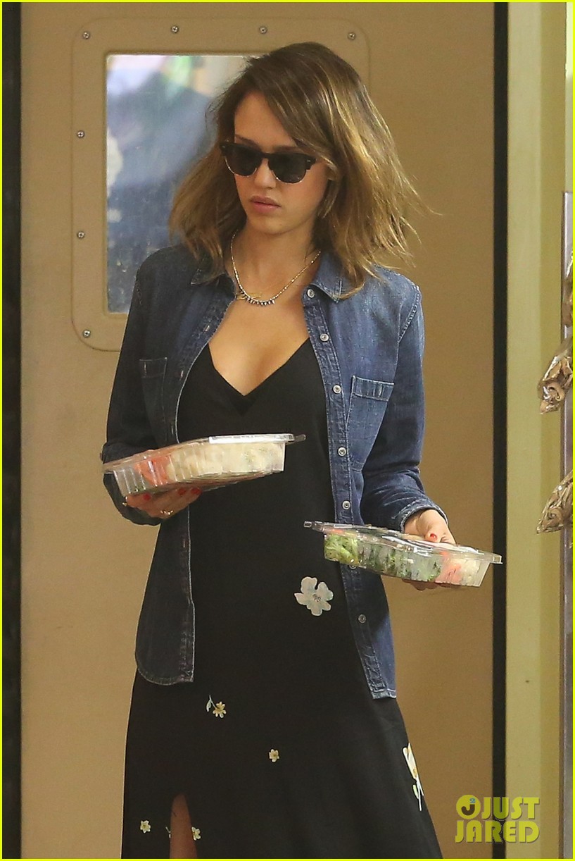 Джессика Альба. Джессика Альба закупается продуктами в "Whole Foods"