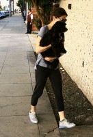 Миранда Косгроув. Миранда со своей собакой Пенелопой в Беверли-Хиллз