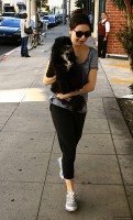 Миранда Косгроув. Миранда со своей собакой Пенелопой в Беверли-Хиллз