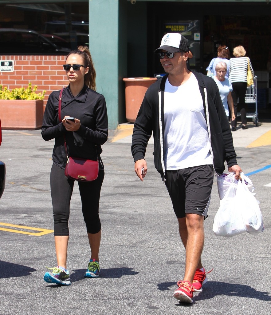 Джессика Альба. Джессика с мужем посетили медицинский центр UCLA, после чего закупились некоторыми медикаментами в Rite Aid