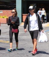 Джессика Альба. Джессика с мужем посетили медицинский центр UCLA, после чего закупились некоторыми медикаментами в Rite Aid