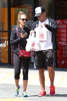 Джессика Альба. Джессика с мужем посетили медицинский центр UCLA, после чего закупились некоторыми медикаментами в Rite Aid