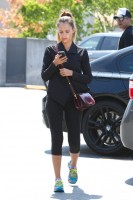 Джессика Альба. Джессика с мужем посетили медицинский центр UCLA, после чего закупились некоторыми медикаментами в Rite Aid