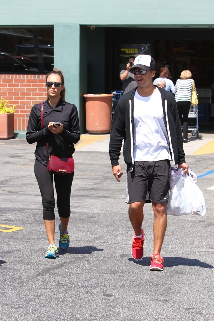 Джессика Альба. Джессика с мужем посетили медицинский центр UCLA, после чего закупились некоторыми медикаментами в Rite Aid