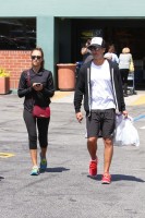 Джессика Альба. Джессика с мужем посетили медицинский центр UCLA, после чего закупились некоторыми медикаментами в Rite Aid