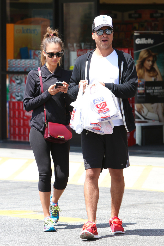 Джессика Альба. Джессика с мужем посетили медицинский центр UCLA, после чего закупились некоторыми медикаментами в Rite Aid