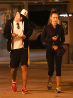 Джессика Альба. Джессика с мужем посетили медицинский центр UCLA, после чего закупились некоторыми медикаментами в Rite Aid