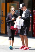 Джессика Альба. Джессика с мужем посетили медицинский центр UCLA, после чего закупились некоторыми медикаментами в Rite Aid