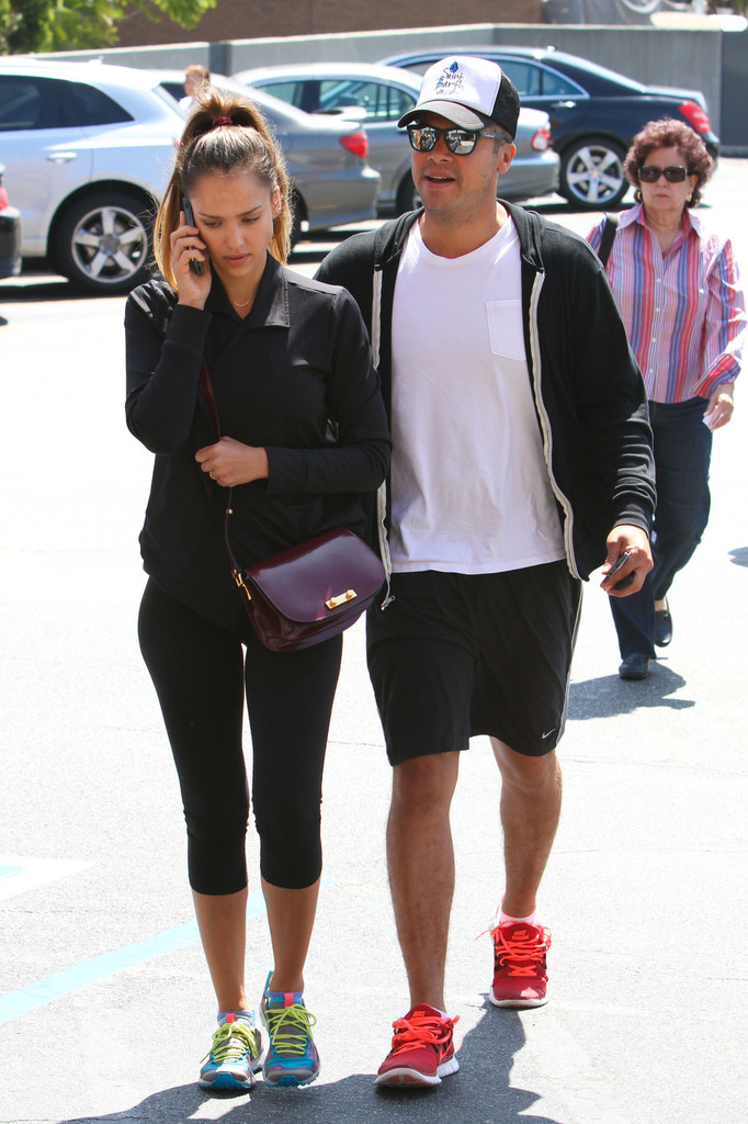 Джессика Альба. Джессика с мужем посетили медицинский центр UCLA, после чего закупились некоторыми медикаментами в Rite Aid