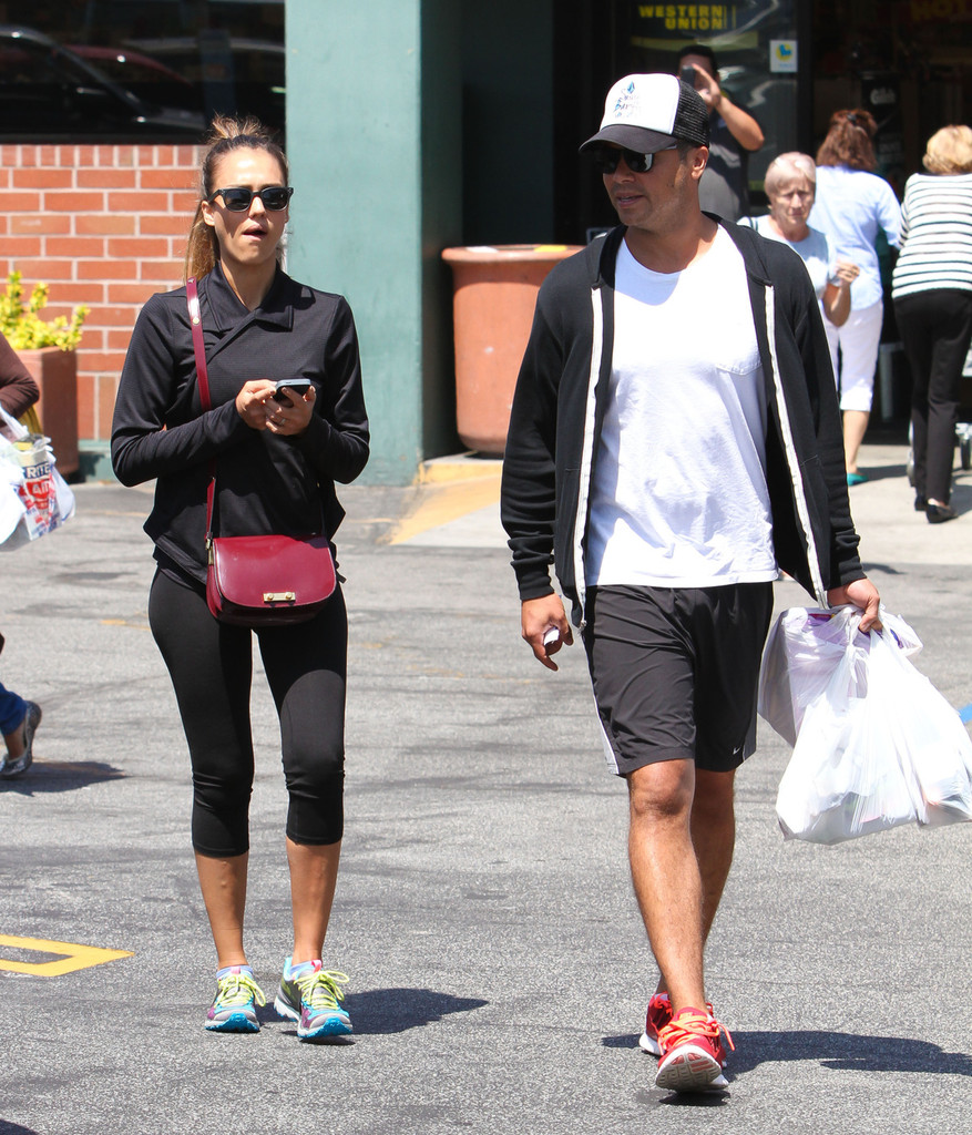 Джессика Альба. Джессика с мужем посетили медицинский центр UCLA, после чего закупились некоторыми медикаментами в Rite Aid