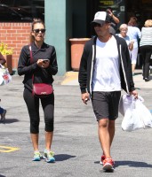 Джессика Альба. Джессика с мужем посетили медицинский центр UCLA, после чего закупились некоторыми медикаментами в Rite Aid