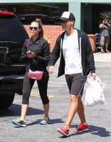 Джессика Альба. Джессика с мужем посетили медицинский центр UCLA, после чего закупились некоторыми медикаментами в Rite Aid