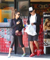 Джессика Альба. Джессика с мужем посетили медицинский центр UCLA, после чего закупились некоторыми медикаментами в Rite Aid