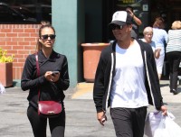 Джессика Альба. Джессика с мужем посетили медицинский центр UCLA, после чего закупились некоторыми медикаментами в Rite Aid