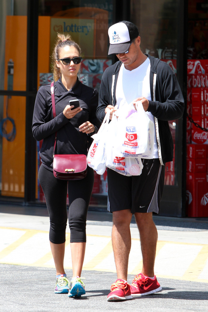 Джессика Альба. Джессика с мужем посетили медицинский центр UCLA, после чего закупились некоторыми медикаментами в Rite Aid