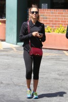 Джессика Альба. Джессика с мужем посетили медицинский центр UCLA, после чего закупились некоторыми медикаментами в Rite Aid