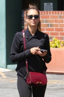 Джессика Альба. Джессика с мужем посетили медицинский центр UCLA, после чего закупились некоторыми медикаментами в Rite Aid