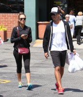 Джессика Альба. Джессика с мужем посетили медицинский центр UCLA, после чего закупились некоторыми медикаментами в Rite Aid