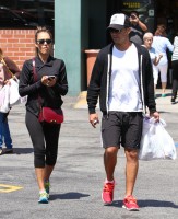 Джессика Альба. Джессика с мужем посетили медицинский центр UCLA, после чего закупились некоторыми медикаментами в Rite Aid