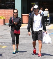 Джессика Альба. Джессика с мужем посетили медицинский центр UCLA, после чего закупились некоторыми медикаментами в Rite Aid