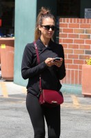 Джессика Альба. Джессика с мужем посетили медицинский центр UCLA, после чего закупились некоторыми медикаментами в Rite Aid