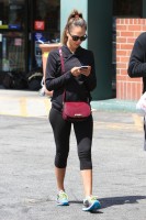 Джессика Альба. Джессика с мужем посетили медицинский центр UCLA, после чего закупились некоторыми медикаментами в Rite Aid