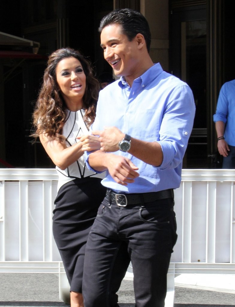 Ева Лонгория. Ева Лонгория дает интервью для шоу " Экстра! " в Лос-Анджелесе, штат Калифорния.