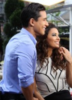 Ева Лонгория. Ева Лонгория дает интервью для шоу " Экстра! " в Лос-Анджелесе, штат Калифорния.