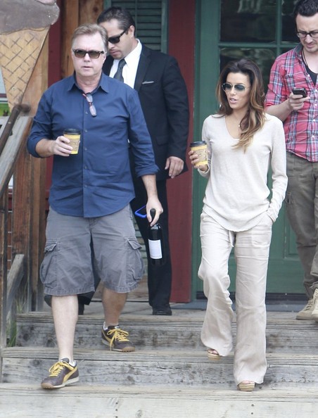 Ева Лонгория.  Ева Лонгория и ее друзья остановились перекусить в Burger King  в городе Санта-Мария, штат Калифорния.