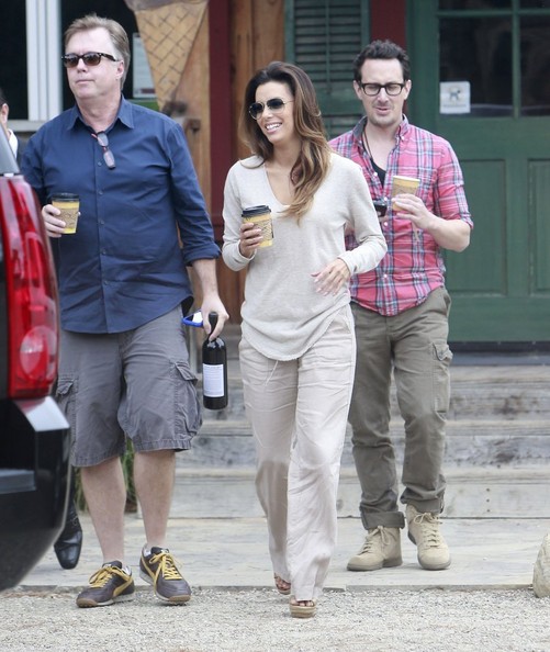 Ева Лонгория.  Ева Лонгория и ее друзья остановились перекусить в Burger King  в городе Санта-Мария, штат Калифорния.