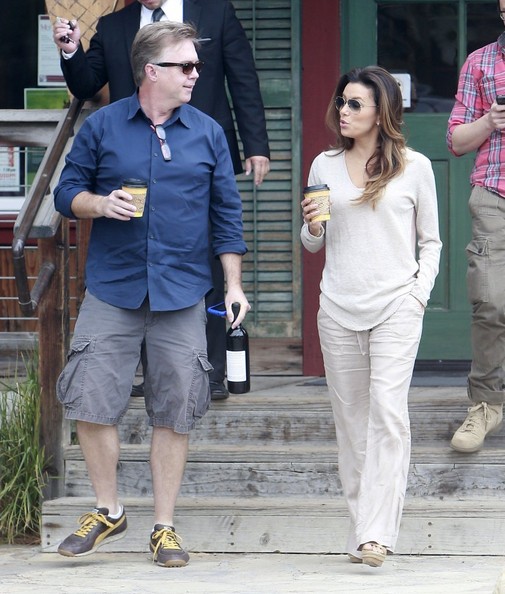 Ева Лонгория.  Ева Лонгория и ее друзья остановились перекусить в Burger King  в городе Санта-Мария, штат Калифорния.