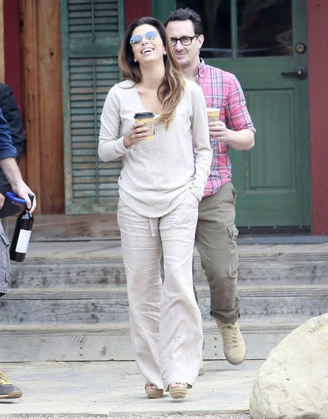 Ева Лонгория.  Ева Лонгория и ее друзья остановились перекусить в Burger King  в городе Санта-Мария, штат Калифорния.