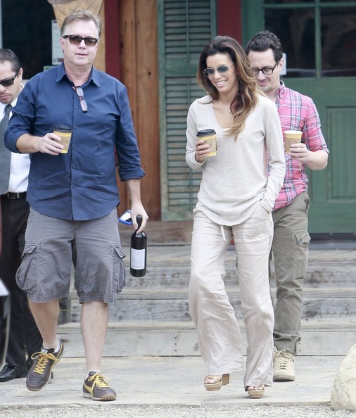 Ева Лонгория.  Ева Лонгория и ее друзья остановились перекусить в Burger King  в городе Санта-Мария, штат Калифорния.