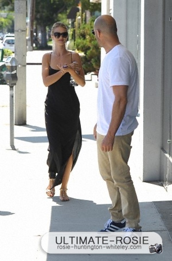 Роузи Хантингтон-Уайтли. С Джейсоном на прогулке в Западном Голливуде