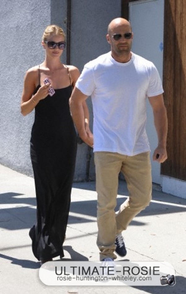 Роузи Хантингтон-Уайтли. С Джейсоном на прогулке в Западном Голливуде