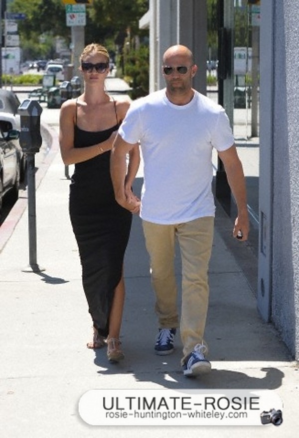Роузи Хантингтон-Уайтли. С Джейсоном на прогулке в Западном Голливуде