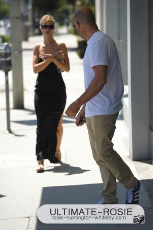 Роузи Хантингтон-Уайтли. С Джейсоном на прогулке в Западном Голливуде