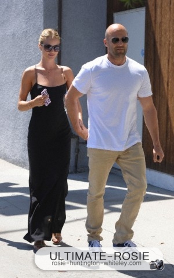 Роузи Хантингтон-Уайтли. С Джейсоном на прогулке в Западном Голливуде