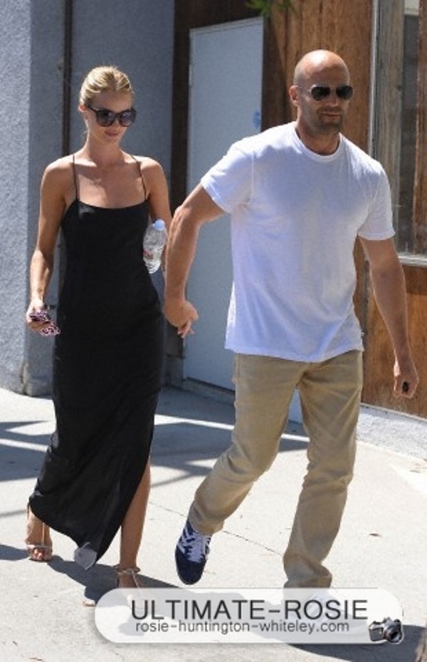 Роузи Хантингтон-Уайтли. С Джейсоном на прогулке в Западном Голливуде