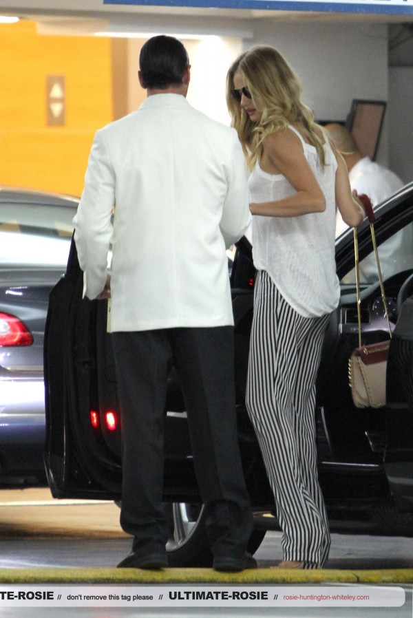 Роузи Хантингтон-Уайтли. Роузи с Джейсоном в аєропорту LAX (ч. 1) 