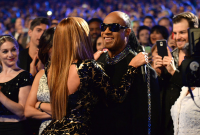 Бейонсе Ноулз. Бейонсе выступила на мероприятии «Stevie Wonder: All-Star Grammy Salute», которое прошло в Лос Анджелесе.