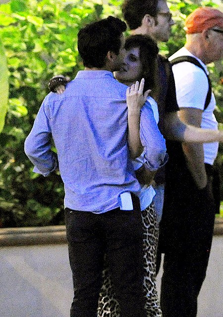 Зоуи Дешанель. От старого к новому: Зои Дешанель рассталась с бойфрендом и завела новый роман.